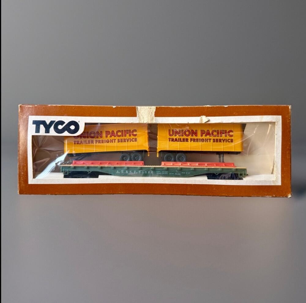 Vintage TYCO HO Scale ATSF Piggyback Flat Car w/ 2 Union Pacific Trailers Boxed